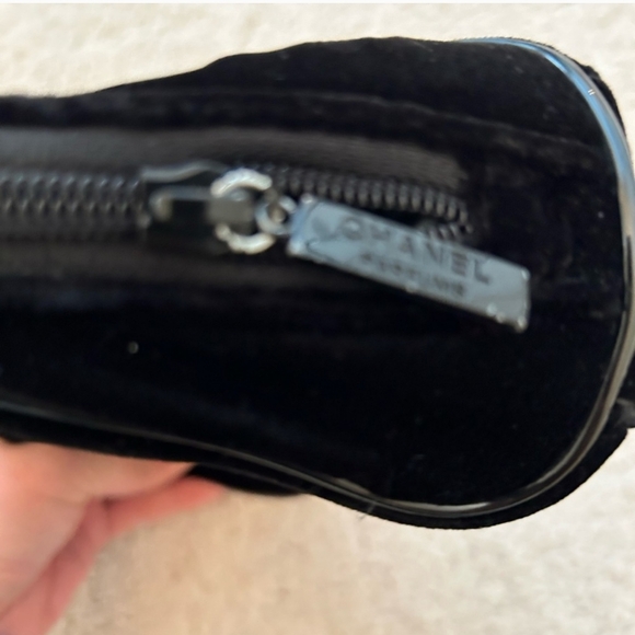 CHANEL VELOUR COSMETIC/ TRAVEL BAG - Picture 7 of 8